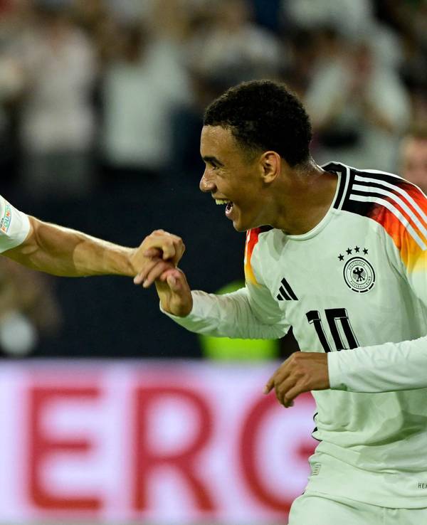 Florian Wirtz feiert mit Jamal Musiala nach einem Tor.