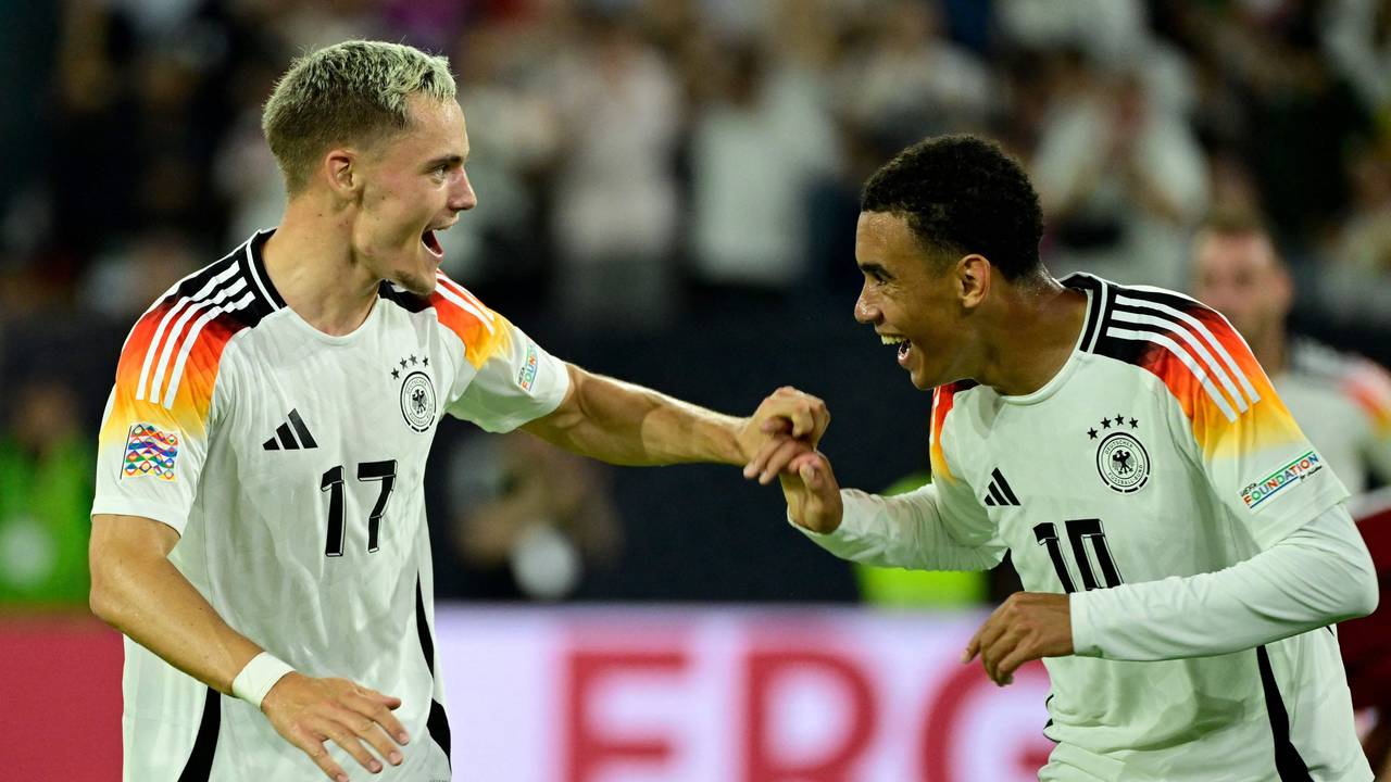 Florian Wirtz feiert mit Jamal Musiala nach einem Tor.