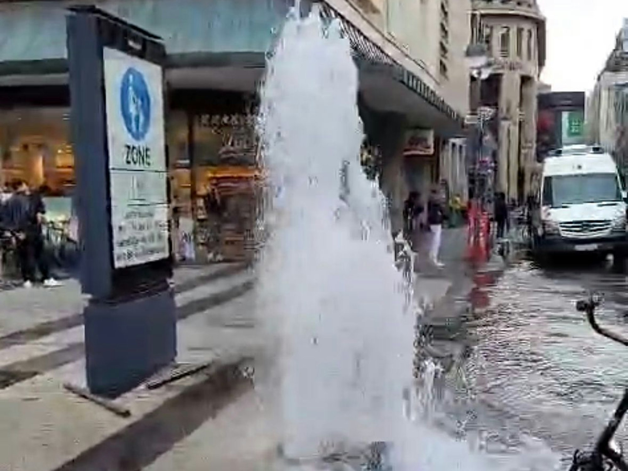 Ein Screenshot aus einem Video, das die Wasserfontäne in der Breite Straße zeigt.