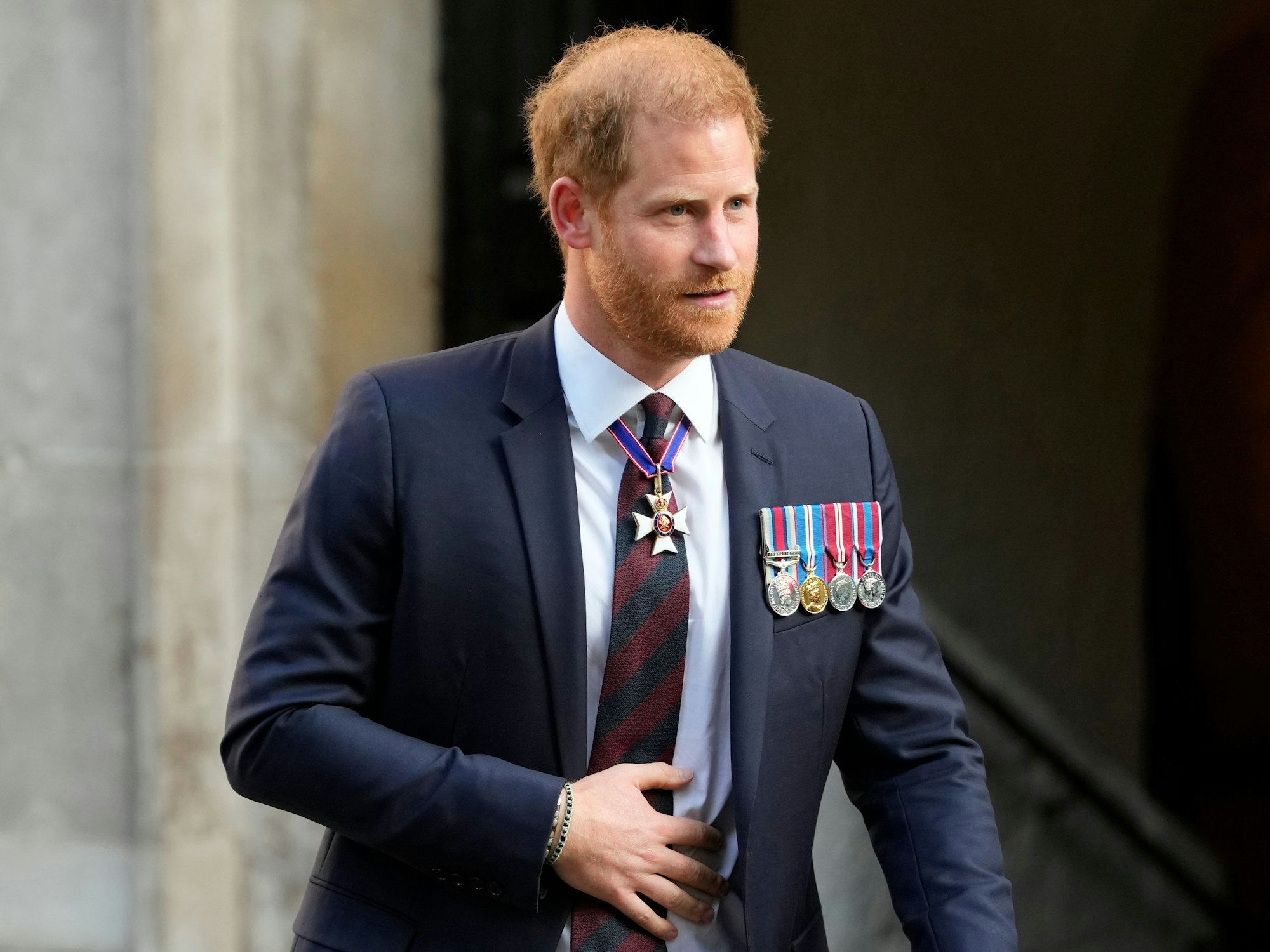 Der britische Prinz Harry verlässt die St. Paul's Cathedral, nachdem er an einem Dankgottesdienst zum 10-jährigen Bestehen der Invictus Games Foundation teilgenommen hat.