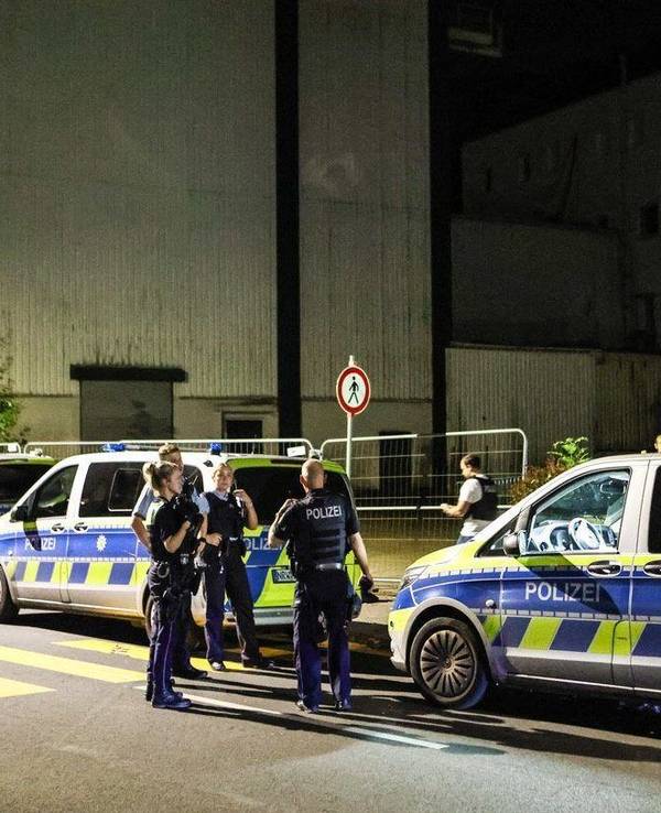 Polizeibeamte ermitteln in der Nacht auf dem Gelände eines ehemaligen Brauereigebäudes zum Fall eines Sexualdelikts, bei dem die Polizei einen politischen Hintergrund nicht ausschließt. Am Vorabend hätten Zeugen Schreie aus einem Gebäude gehört, berichteten Polizei und Staatsanwaltschaft.