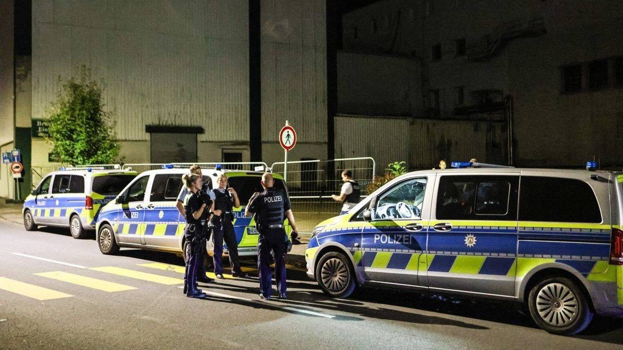 Polizeibeamte ermitteln in der Nacht auf dem Gelände eines ehemaligen Brauereigebäudes zum Fall eines Sexualdelikts, bei dem die Polizei einen politischen Hintergrund nicht ausschließt. Am Vorabend hätten Zeugen Schreie aus einem Gebäude gehört, berichteten Polizei und Staatsanwaltschaft.