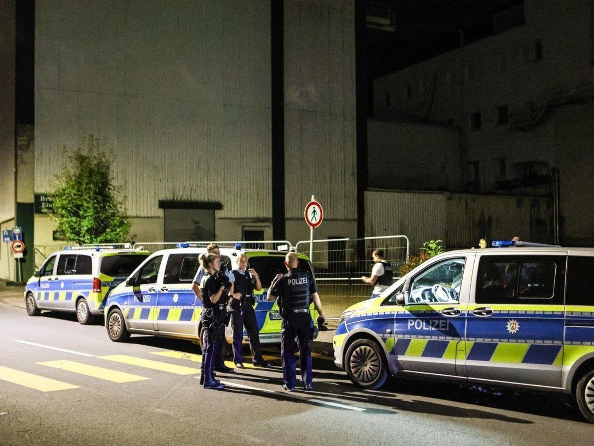 Polizeibeamte ermitteln in der Nacht auf dem Gelände eines ehemaligen Brauereigebäudes zum Fall eines Sexualdelikts, bei dem die Polizei einen politischen Hintergrund nicht ausschließt. Am Vorabend hätten Zeugen Schreie aus einem Gebäude gehört, berichteten Polizei und Staatsanwaltschaft.