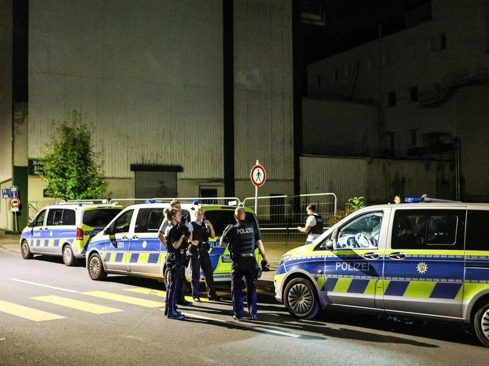 Polizeibeamte ermitteln in der Nacht auf dem Gelände eines ehemaligen Brauereigebäudes zum Fall eines Sexualdelikts, bei dem die Polizei einen politischen Hintergrund nicht ausschließt. Am Vorabend hätten Zeugen Schreie aus einem Gebäude gehört, berichteten Polizei und Staatsanwaltschaft.