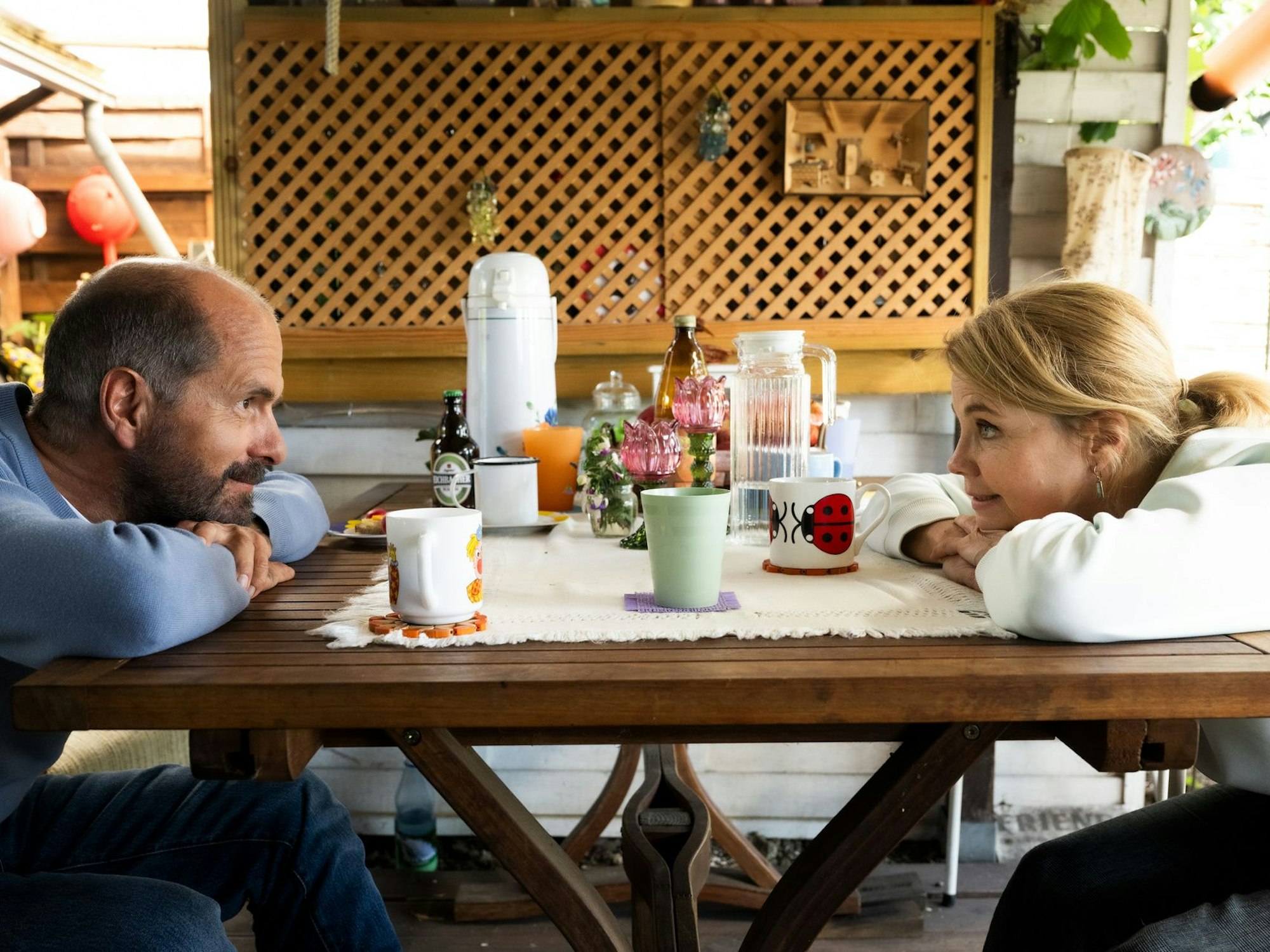 Die Ex-Ehepartner Erik (Christoph Maria Herbst) und Anne (Annette Frier) können sich eigentlich nicht ausstehen.