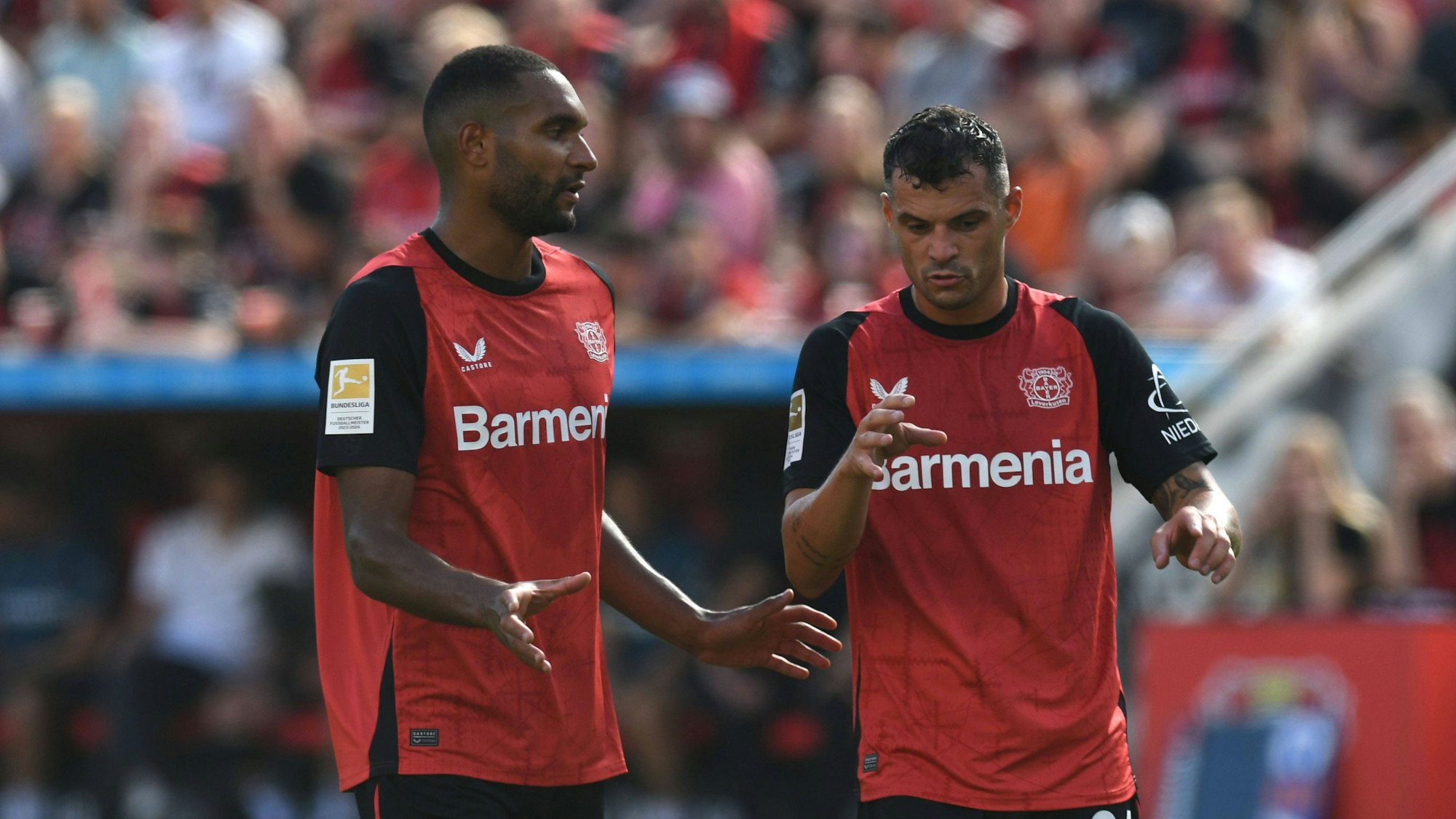 Jonathan Tah und Granit Xhaka im Spiel von Bayer Leverkusen im Gespräch.