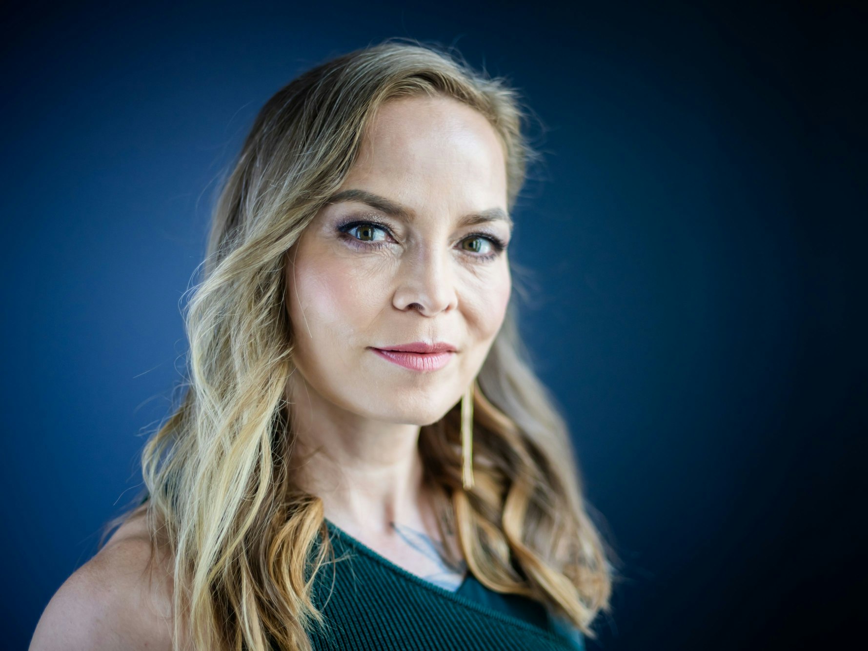 Regina Halmich, ehemalige Profiboxerin, steht vor einem Interview mit der Deutschen Presse-Agentur zu ihrem bevorstehenden Boxkampf gegen Stefan Raab im RTL-Hauptstadtstudio.