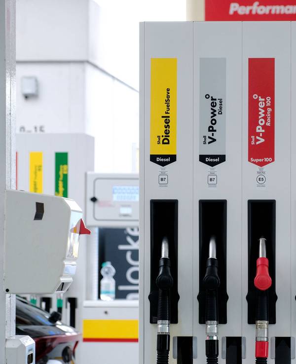 Blick auf die Zapfsäule an einer Tankstelle. Der Benzinpreis in Deutschland ist aktuell weiter im Sinkflug.