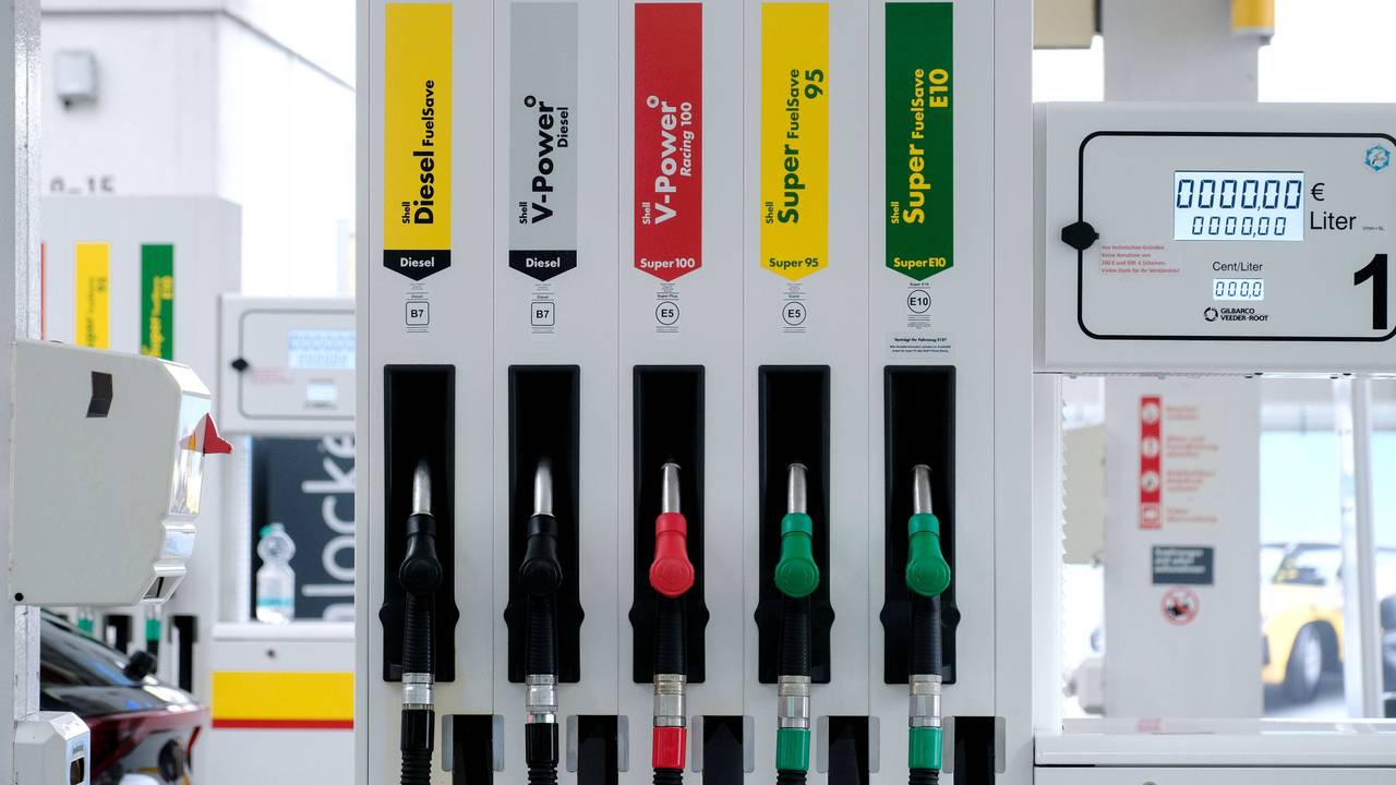 Blick auf die Zapfsäule an einer Tankstelle. Der Benzinpreis in Deutschland ist aktuell weiter im Sinkflug.