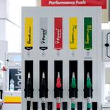 Blick auf die Zapfsäule an einer Tankstelle. Der Benzinpreis in Deutschland ist aktuell weiter im Sinkflug.