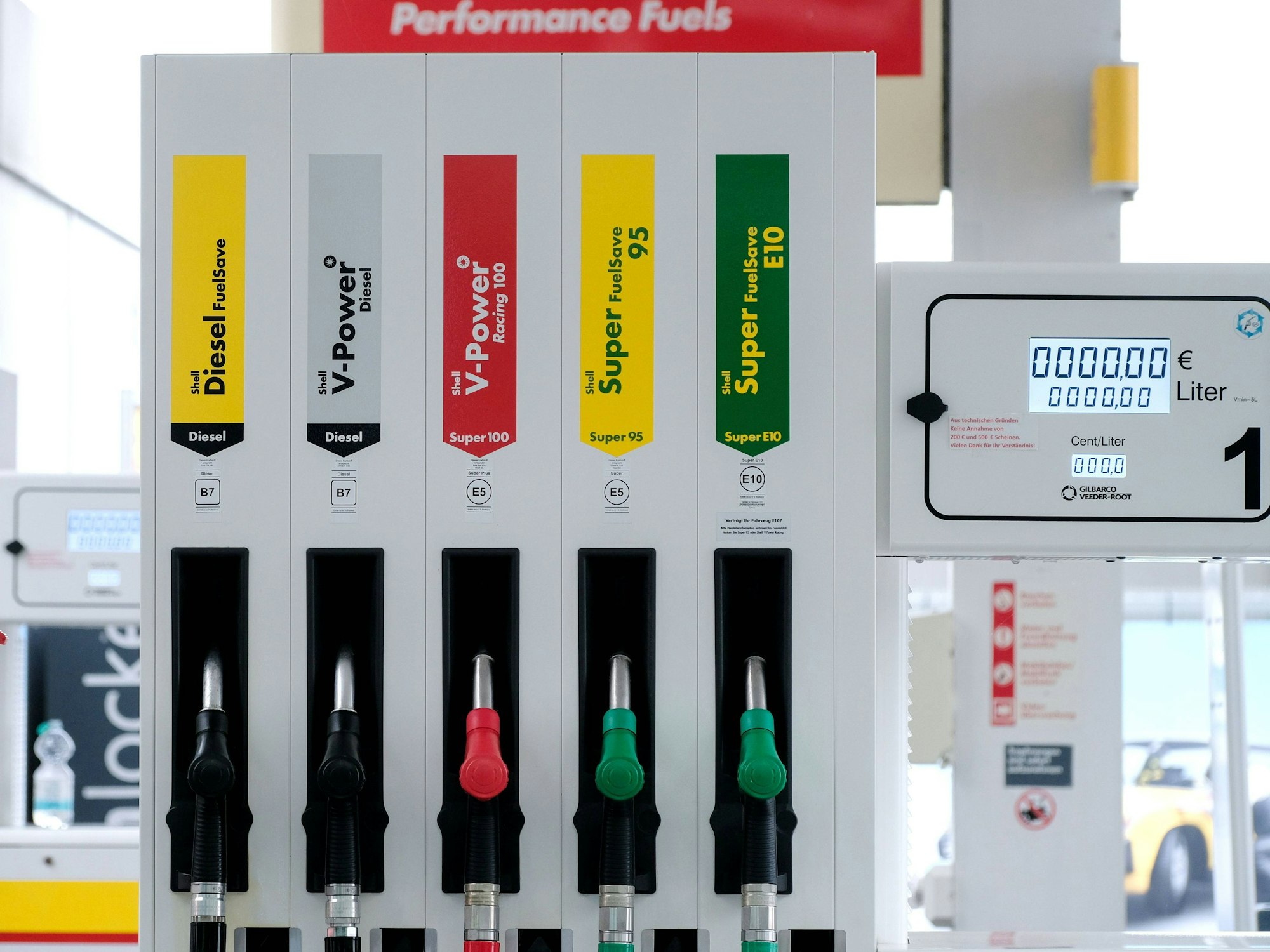 Blick auf die Zapfsäule an einer Tankstelle. Der Benzinpreis in Deutschland ist aktuell weiter im Sinkflug.