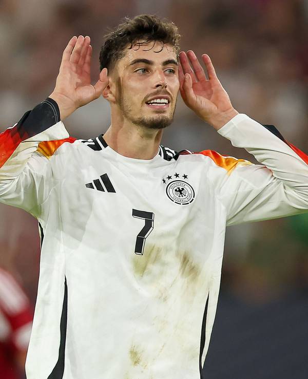 Kai Havertz jubelt mit beiden Händen an den Ohren.