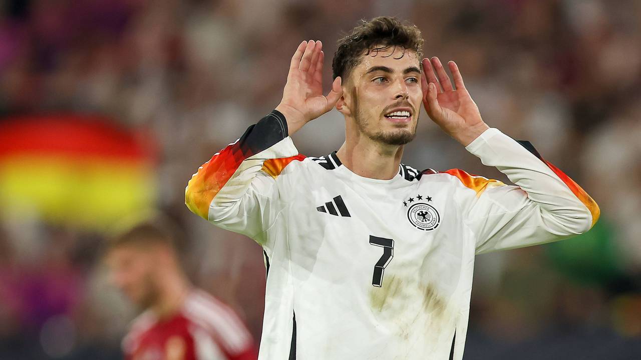 Kai Havertz jubelt mit beiden Händen an den Ohren.