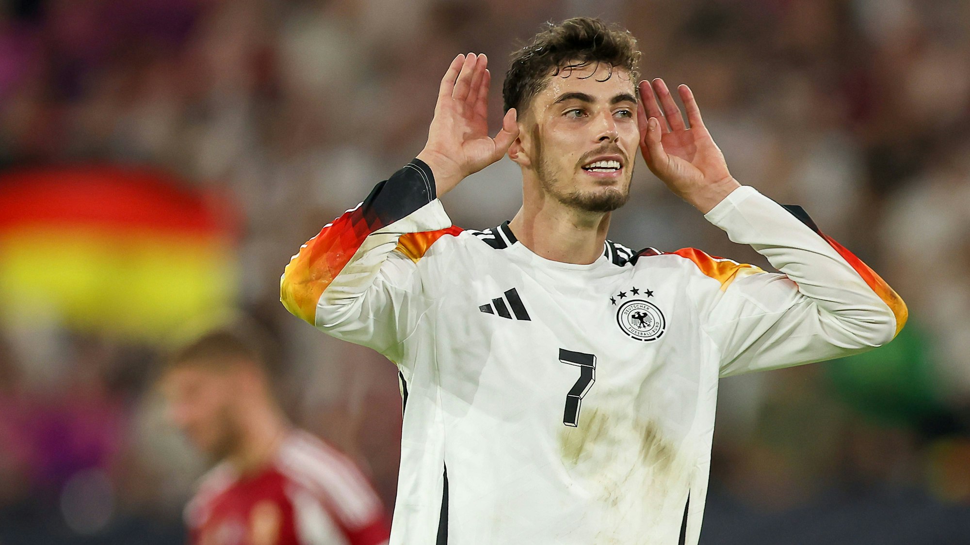 Kai Havertz jubelt mit beiden Händen an den Ohren.