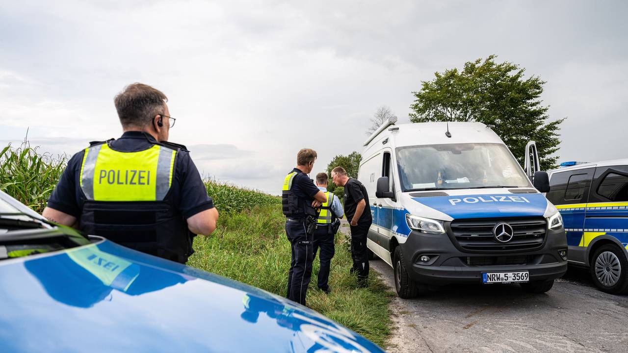 Gronau in NRW: Polizeibeamte der kriminaltechnischen Untersuchungsstelle (KTU) stehen am Montag (9. September 2024) am Rande eines Maisfeldes, wo am Sonntag zwei männliche Leichen gefunden wurden.
