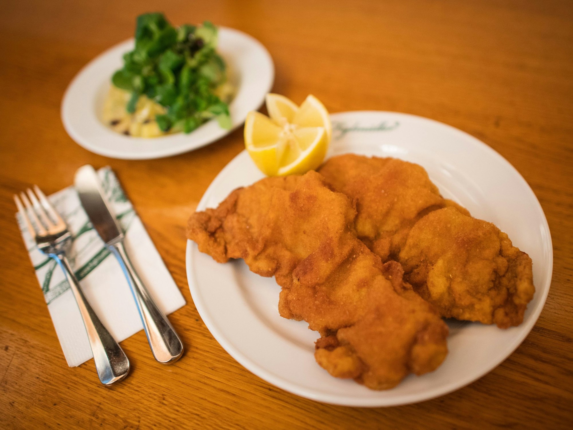 Traditionelles Wiener Schnitzel: Hier wird es im Dezember 2016 im Restaurant Figlmueller in Wien serviert.