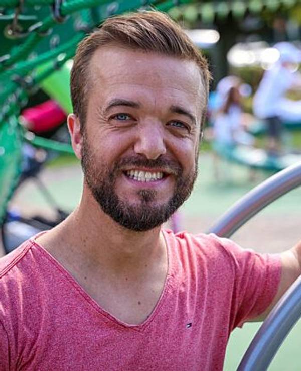 Mathias Mester, mehrfacher Para-Weltmeister im Speerwurf, posiert bei der Eröffnung des ersten inklusiven Spielplatzes in Bremen an der Kindertagesstätte der Dietrich-Bonhoeffer-Kirchengmeinde. Der Spielplatz bietet auch für Kinder mit Handicap barrierearmen Zugang zu diversen Spielgeräten.