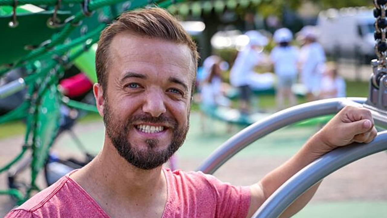 Mathias Mester, mehrfacher Para-Weltmeister im Speerwurf, posiert bei der Eröffnung des ersten inklusiven Spielplatzes in Bremen an der Kindertagesstätte der Dietrich-Bonhoeffer-Kirchengmeinde. Der Spielplatz bietet auch für Kinder mit Handicap barrierearmen Zugang zu diversen Spielgeräten.