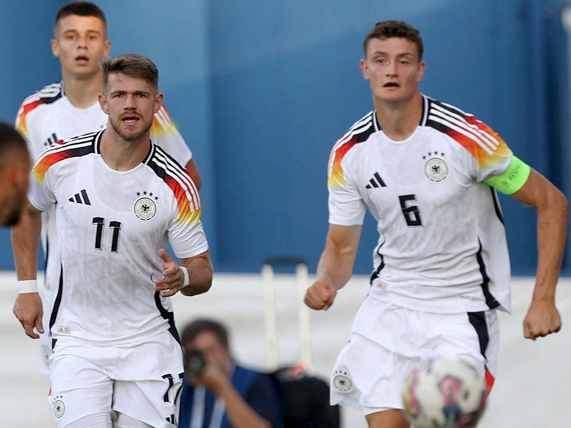 Jan Thielmann und Eric Martel (beide 1. FC Köln) im Trikot der U21-Nationalmannschaft.