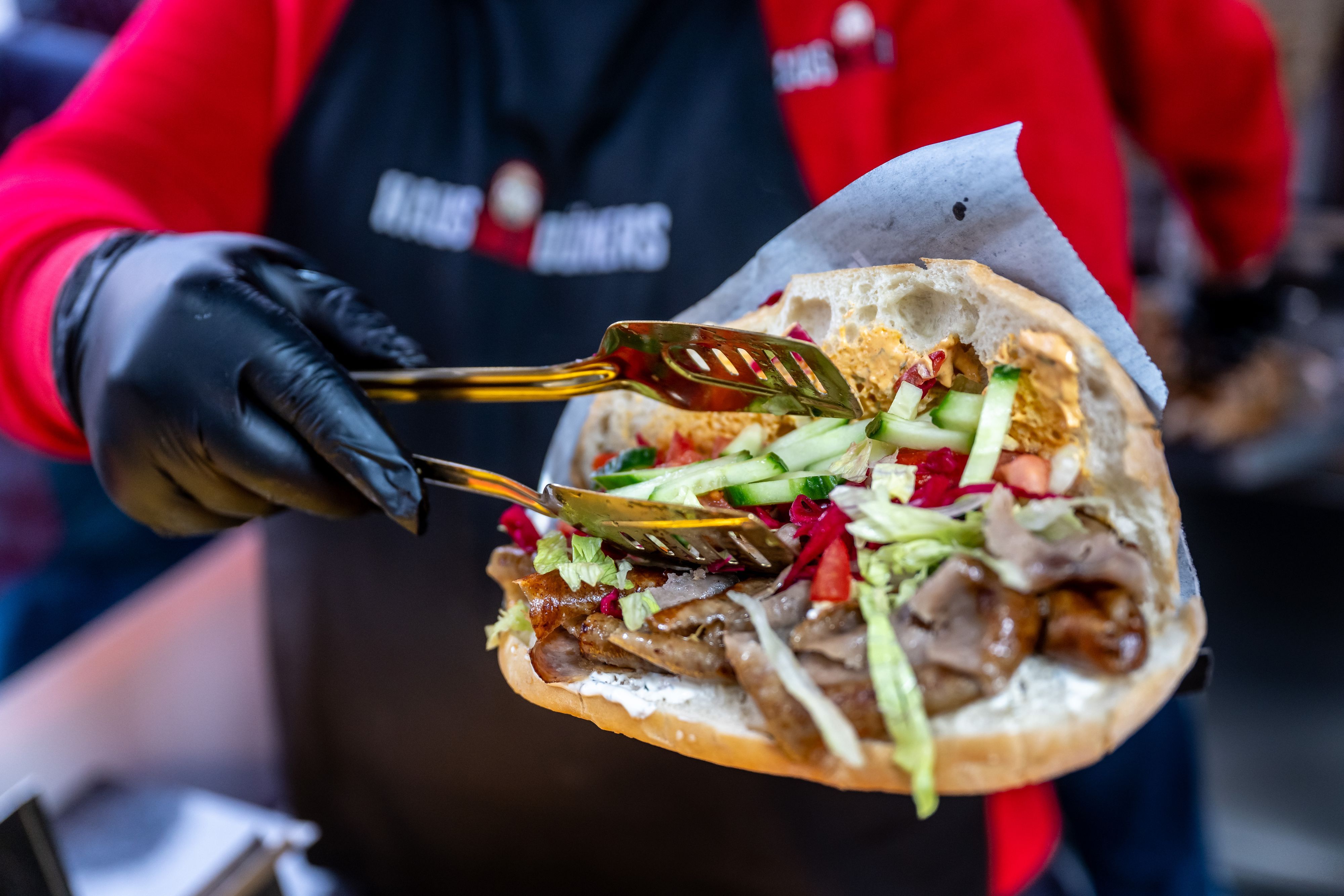 Ein Döner wird zubereitet.
