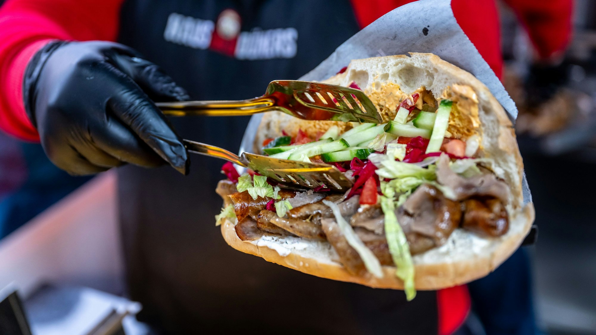 Ein Döner wird zubereitet.