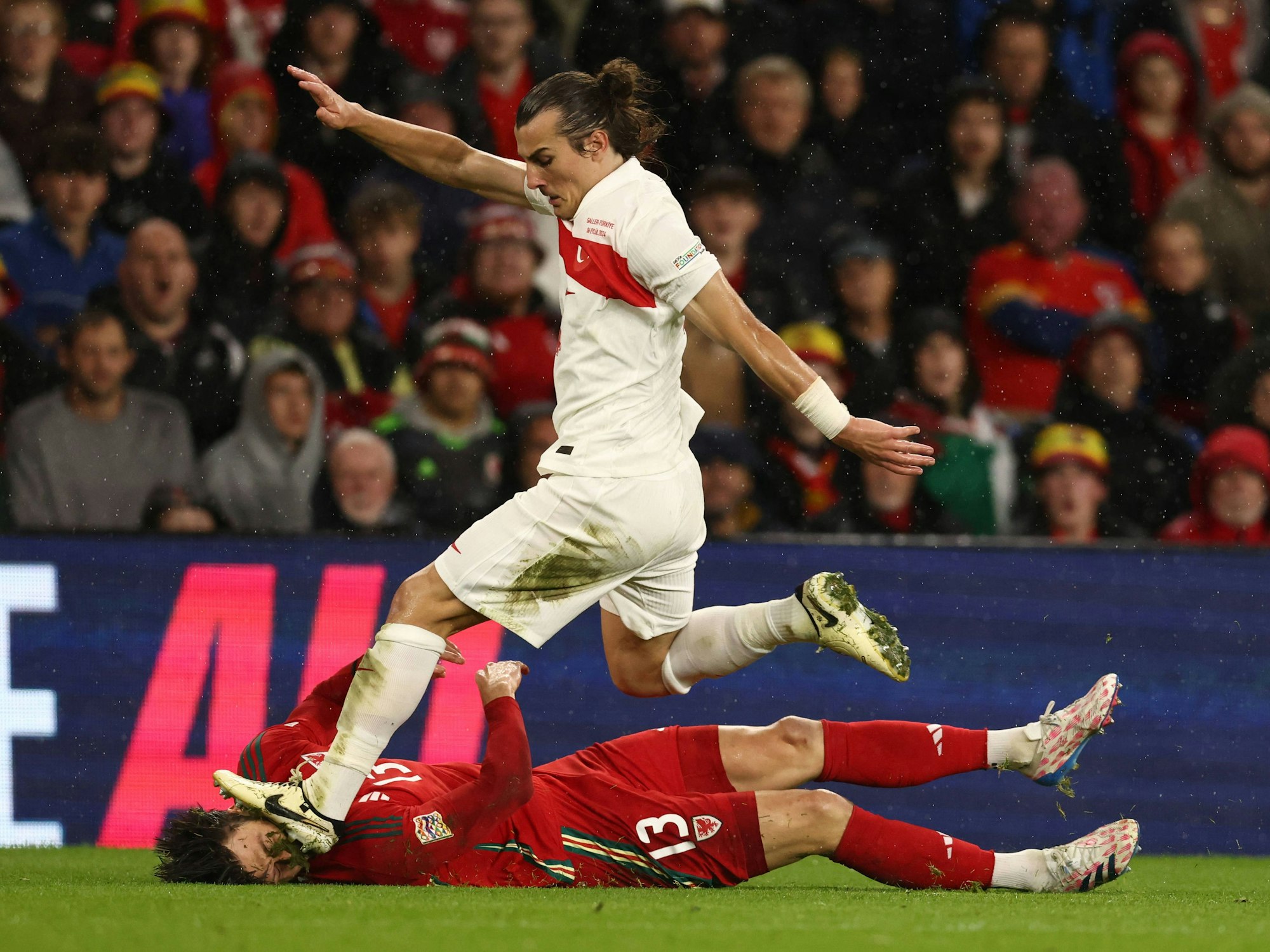 Caglar Söyüncü tritt Wales-Profi Kiefer Moore unabsichtlich auf den Kopf.