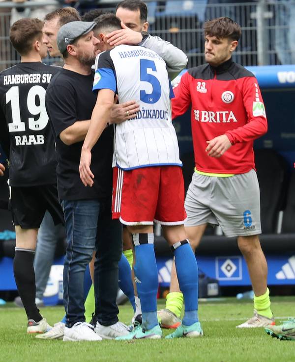 Steffen Baumgart umarmt Dennis Hadzikadunic nach einem 3:0-Sieg des Hamburger SV gegen Wehen Wiesbaden.