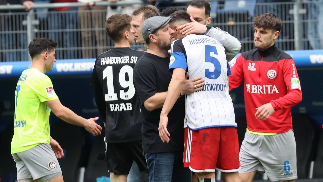 Steffen Baumgart umarmt Dennis Hadzikadunic nach einem 3:0-Sieg des Hamburger SV gegen Wehen Wiesbaden.