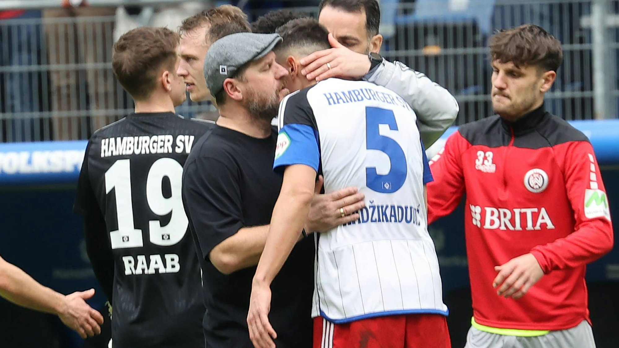 Steffen Baumgart umarmt Dennis Hadzikadunic nach einem 3:0-Sieg des Hamburger SV gegen Wehen Wiesbaden.