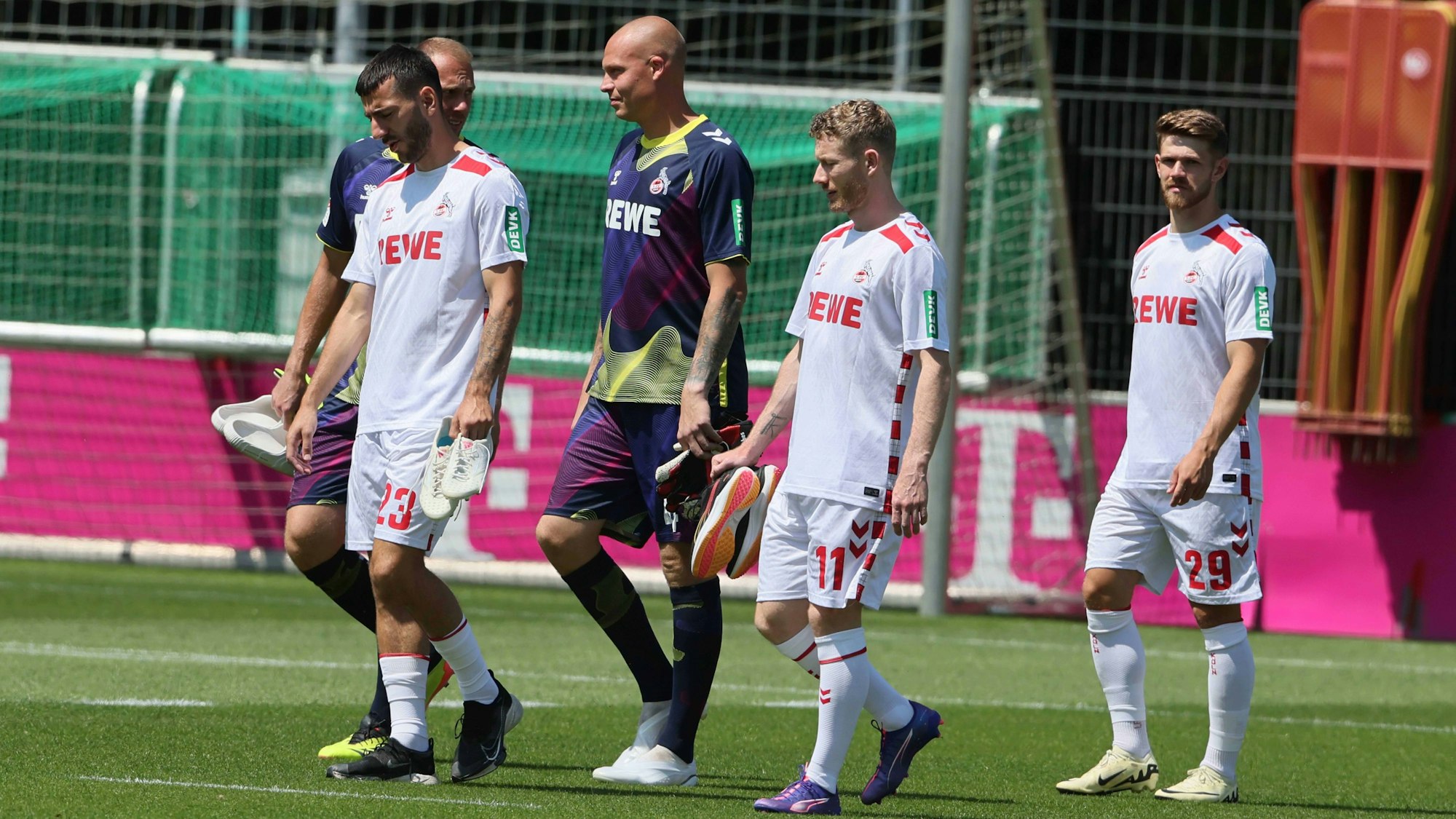 Die FC-Profis Sargis Adamyan, Marvin Schwäbe, Matthias Köbbing, Florian Kainz und Jan Thielmann beim Media-Day des 1. FC Köln am 15. Juli 2024.