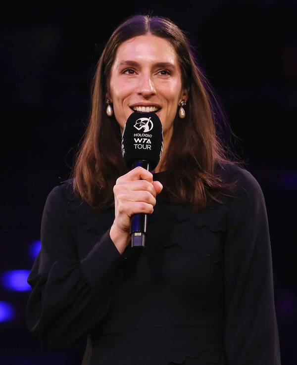 Moderatorin Andrea Petkovic mit Mikro in der Hand.