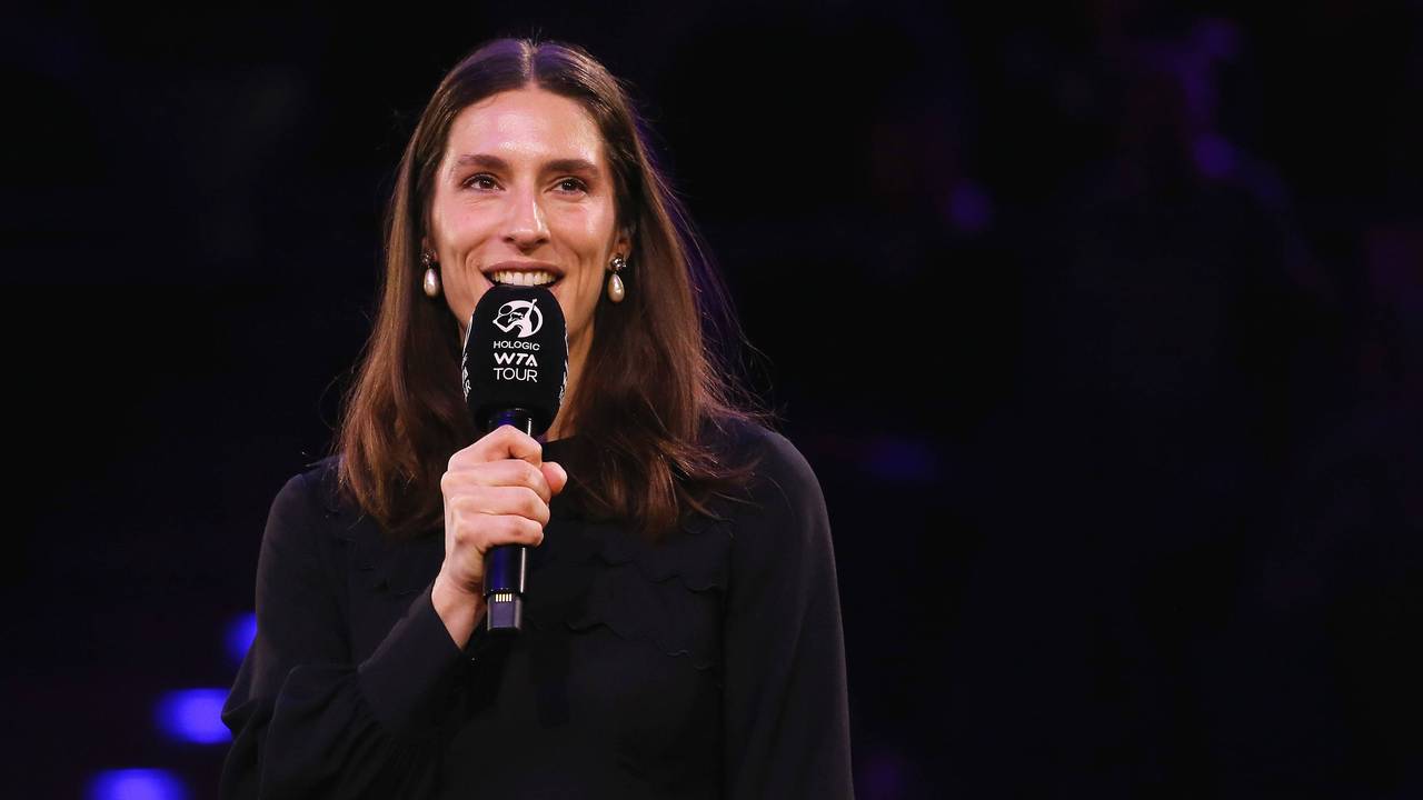 Moderatorin Andrea Petkovic mit Mikro in der Hand.