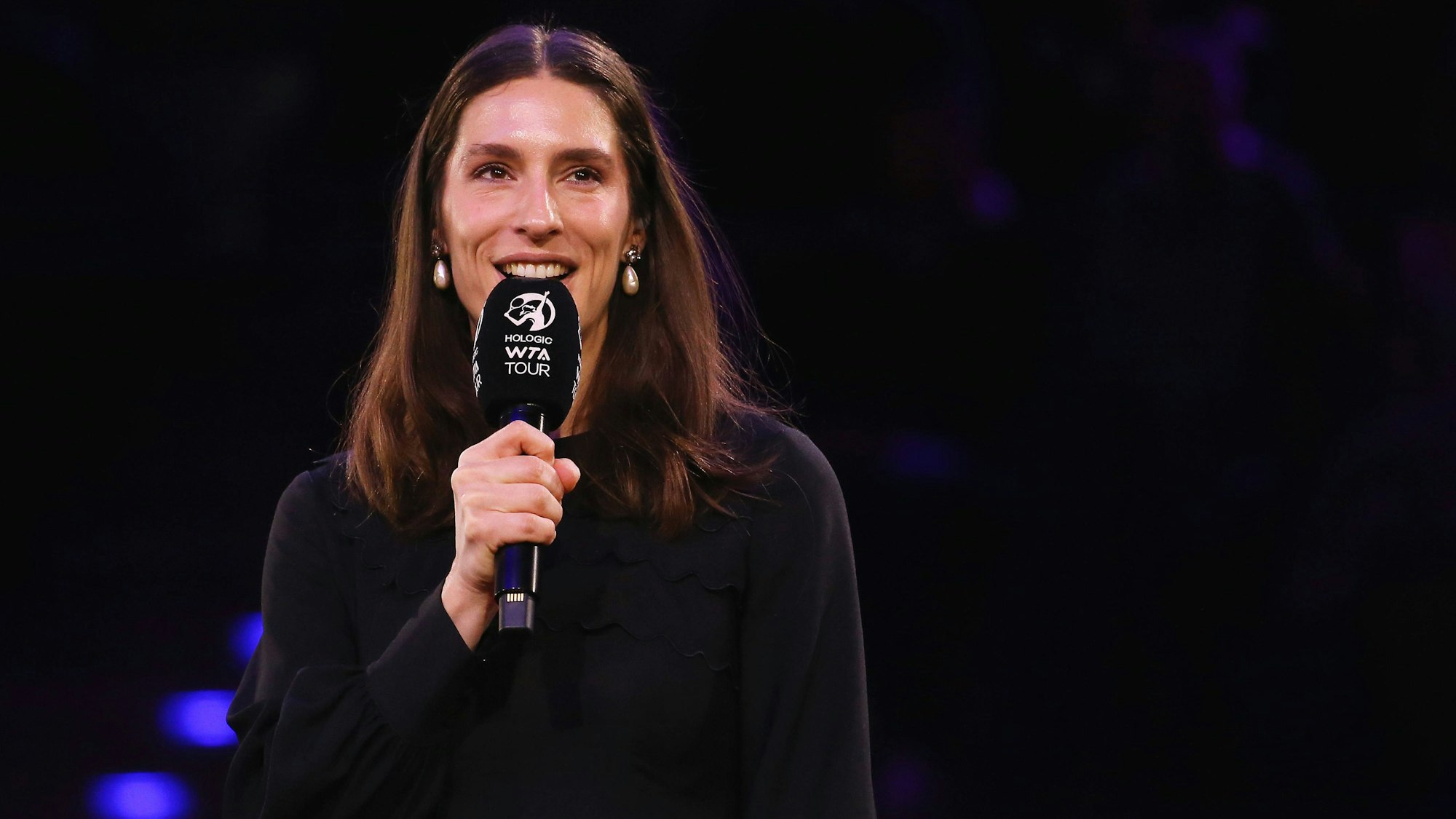 Moderatorin Andrea Petkovic mit Mikro in der Hand.