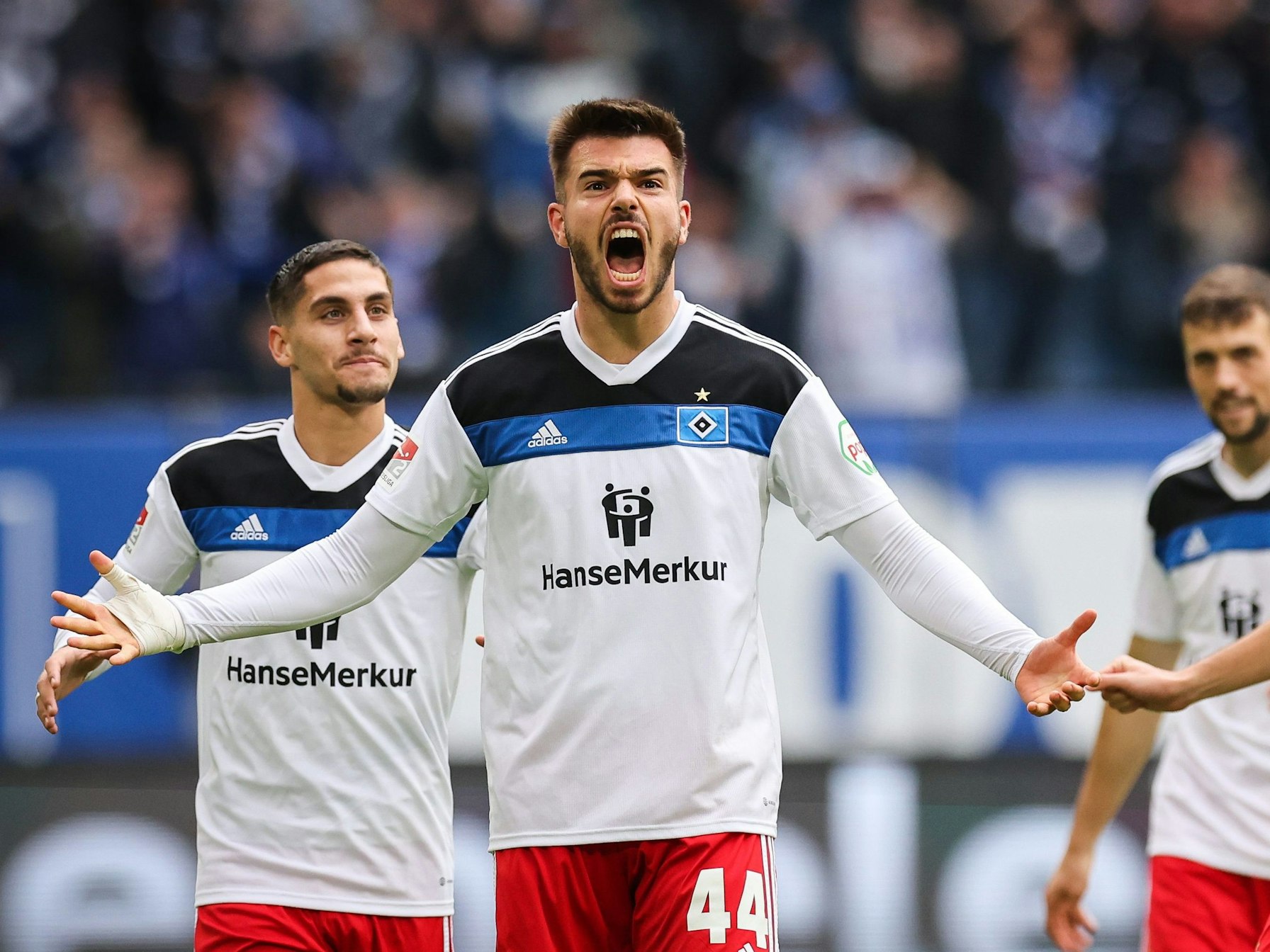 Hamburgs Mario Vuskovic (2.v.l) feiert sein Tor zum 1:1.