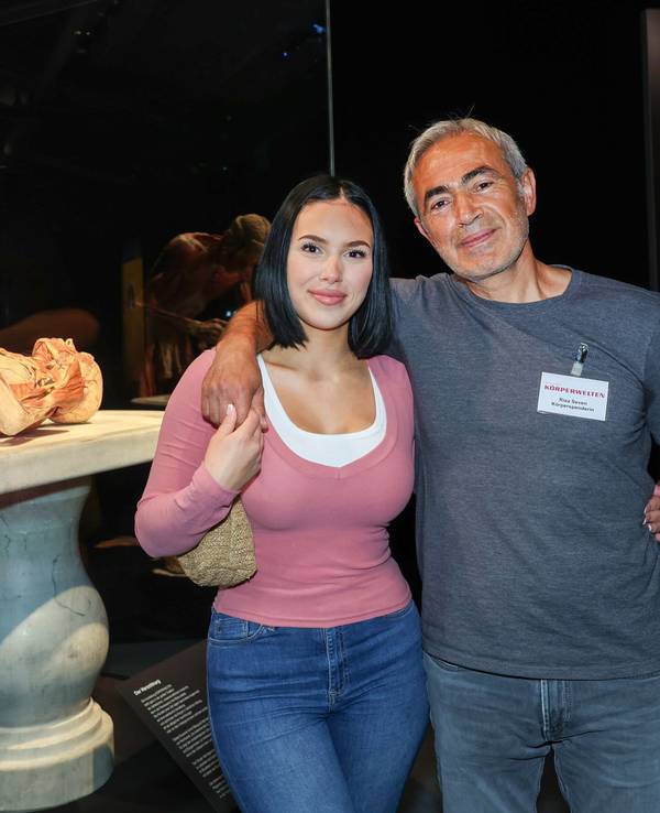 Riza Seven und seine Tochter Zara 2024 in der Körperwelten-Ausstellung in Köln