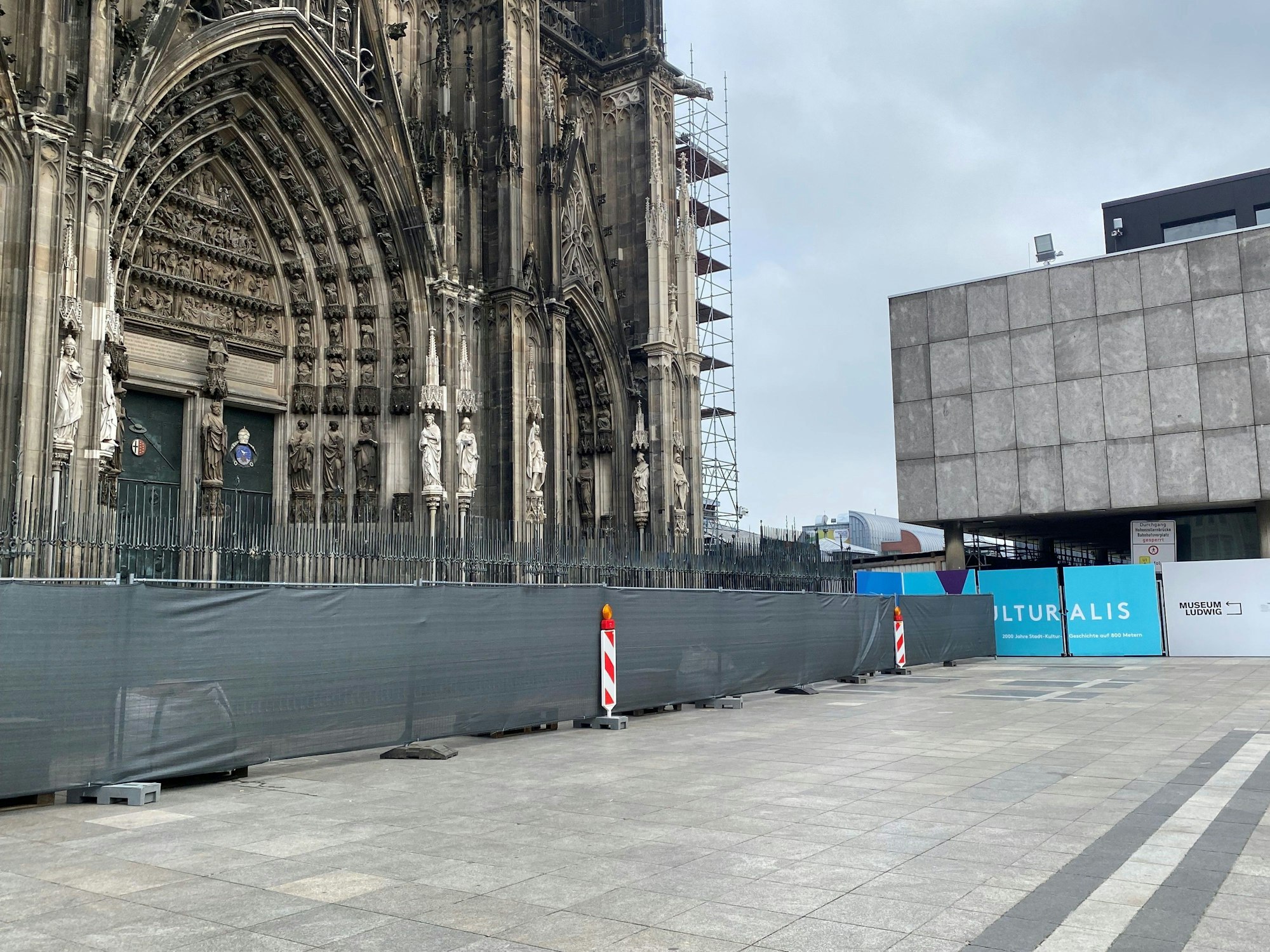 Blick auf den Kölner Dom und die Baustellen drum herum.