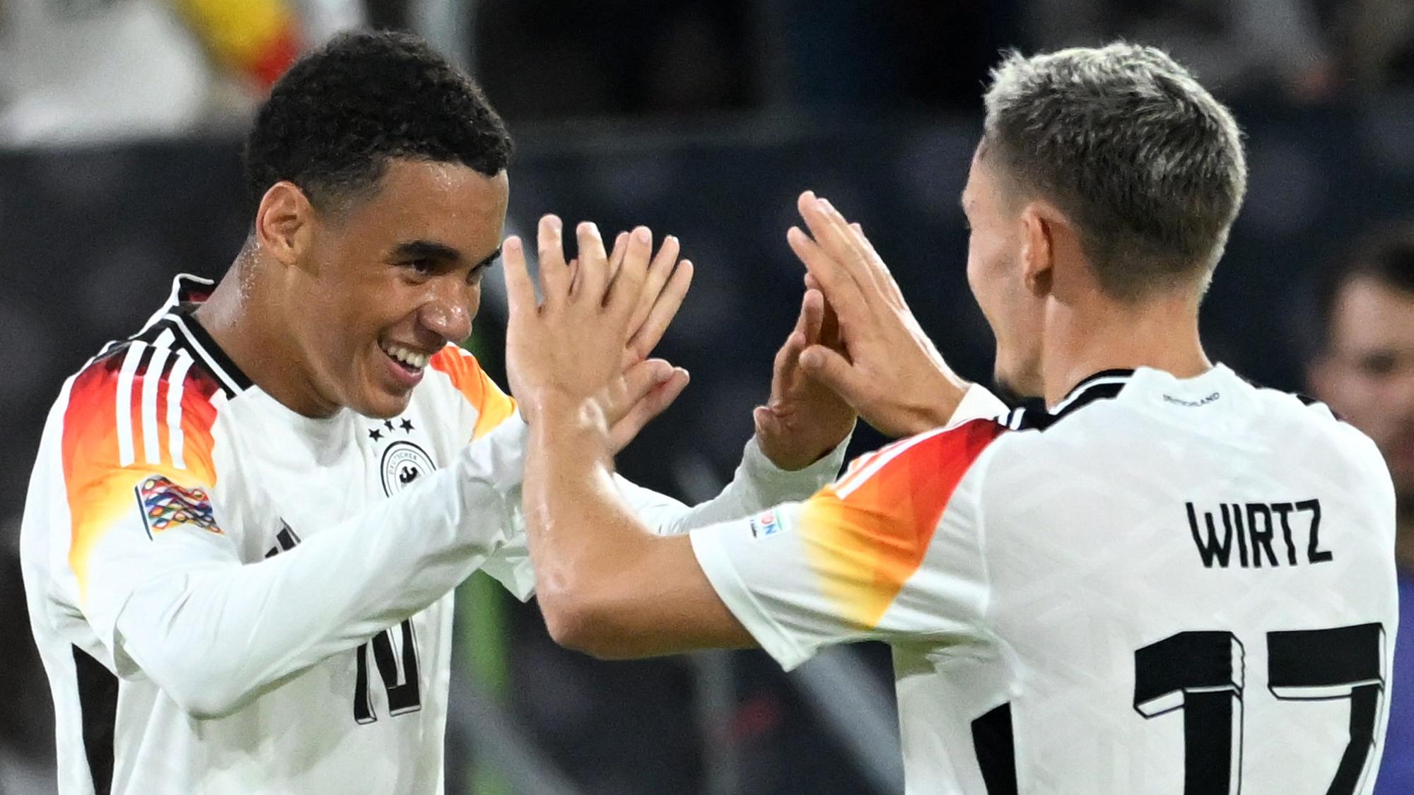 Deutschlands Jamal Musiala (l.) jubelt mit Deutschlands Florian Wirtz über seinen Treffer.