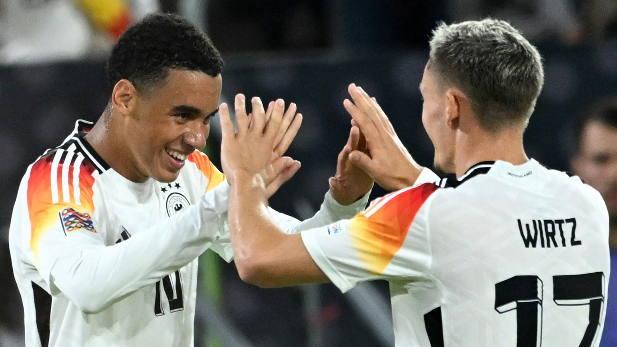 Deutschlands Jamal Musiala (l.) jubelt mit Deutschlands Florian Wirtz über seinen Treffer.