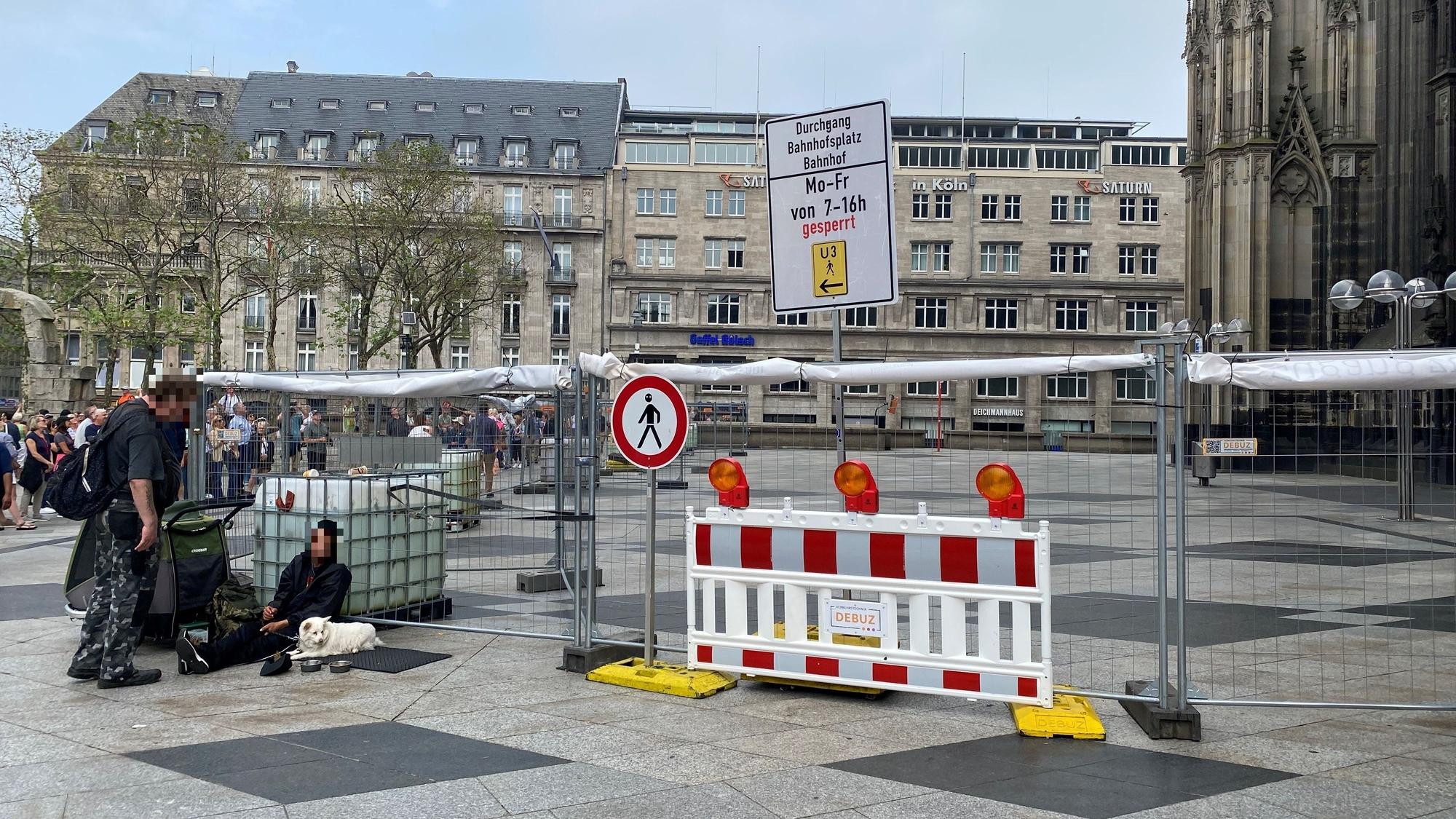 Baustelle und Absperrungen an der Domplatte in Köln.