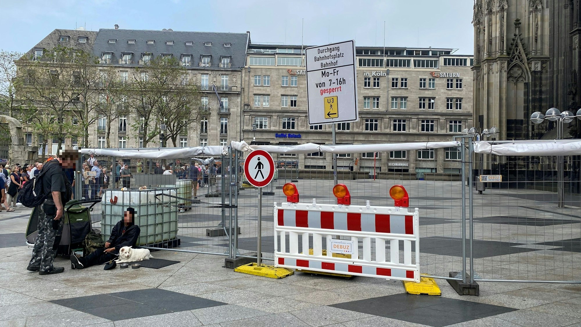 Baustelle und Absperrungen an der Domplatte in Köln.