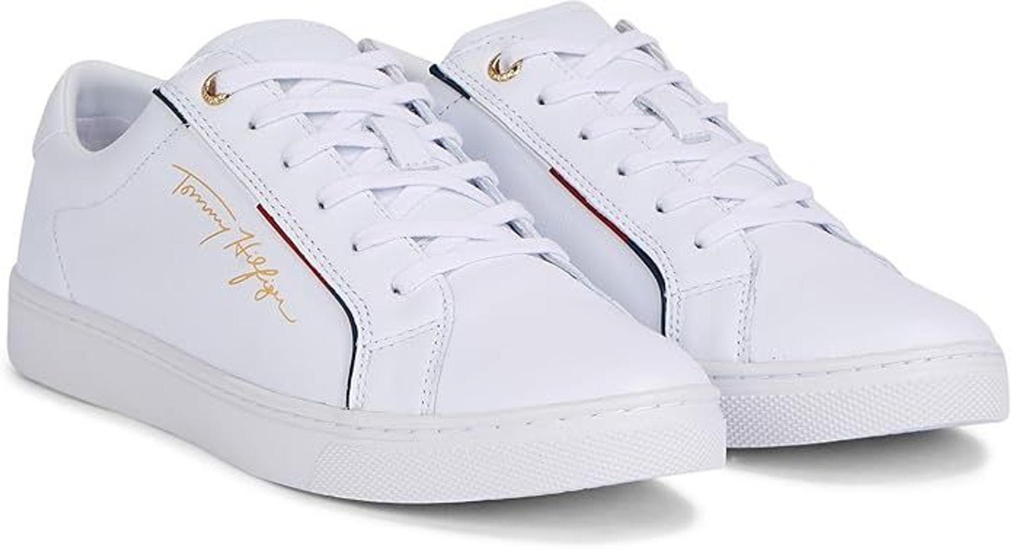 Auf dem Bild sind weiße Damen Sneaker der Marke Tommy Hilfiger zu sehen.