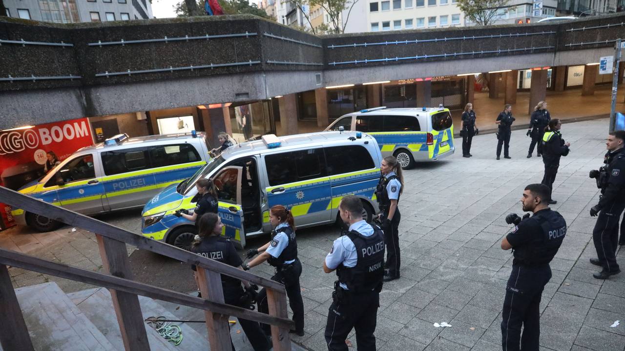 Drei Einsatzfahrzeuge der Polizei stehen am Ebertplatz, außerdem zahlreiche Polizistinnen und Polizisten.