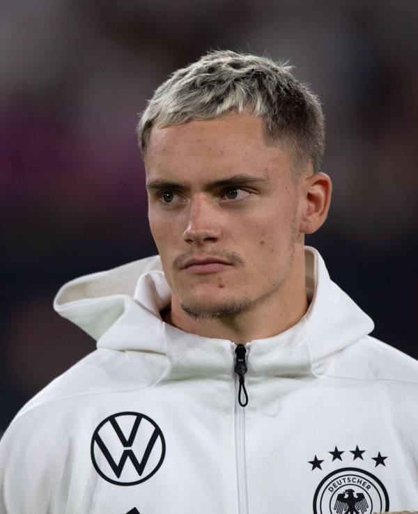 Florian Wirtz mit DFB-Trainingsjacke in Nahaufnahme.