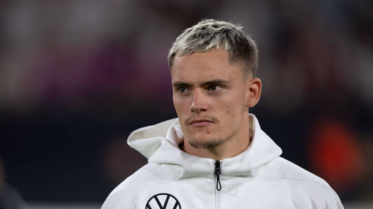 Florian Wirtz mit DFB-Trainingsjacke in Nahaufnahme.