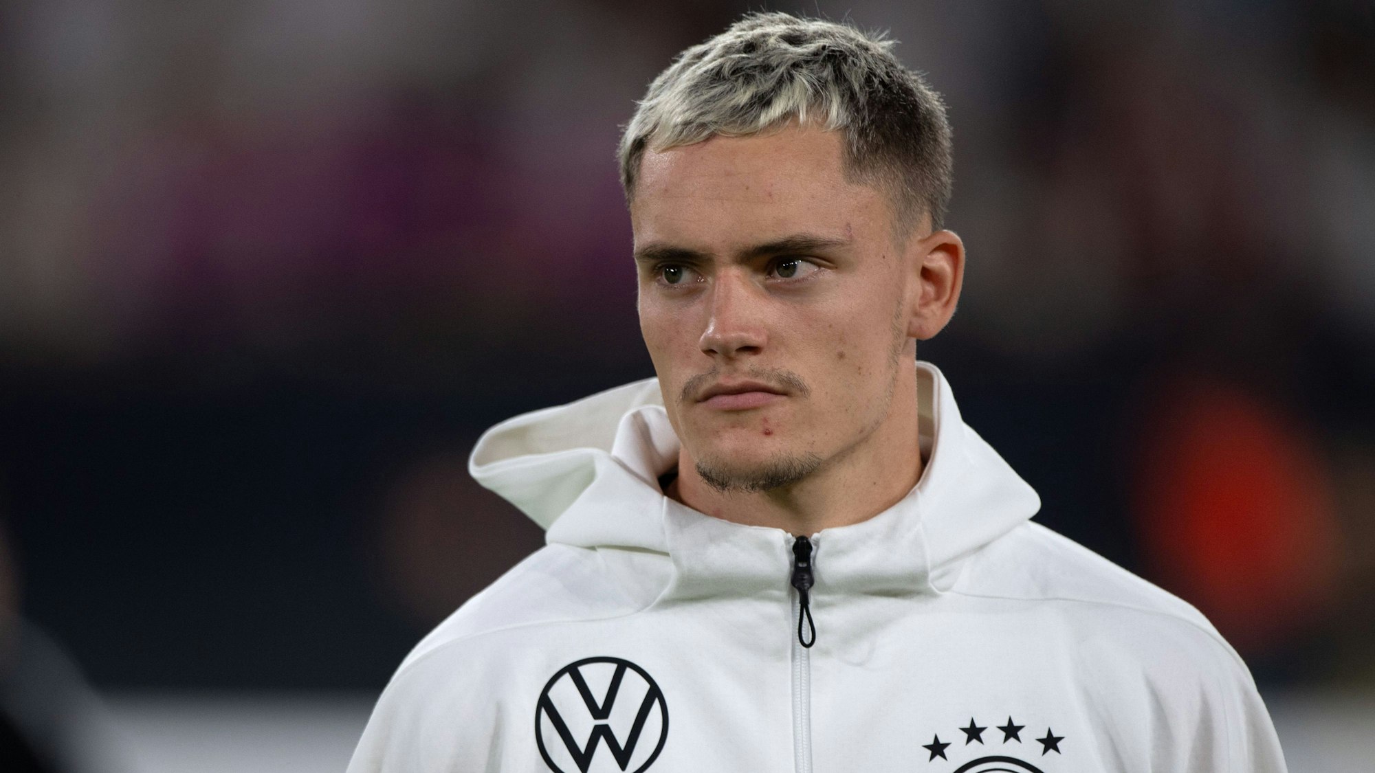 Florian Wirtz mit DFB-Trainingsjacke in Nahaufnahme.