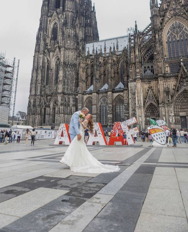 Ein Hochzeitspärchen auf der Domplatte vor dem Schruftzug Alaaf
