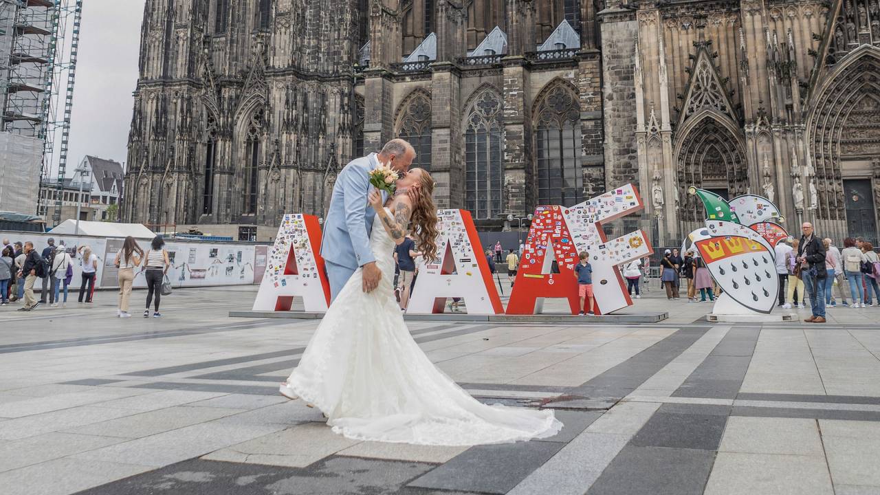 Ein Hochzeitspärchen auf der Domplatte vor dem Schruftzug Alaaf