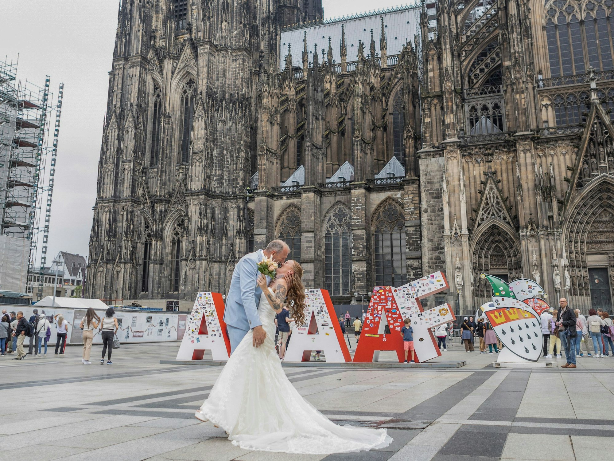 Ein Hochzeitspärchen auf der Domplatte vor dem Schruftzug Alaaf