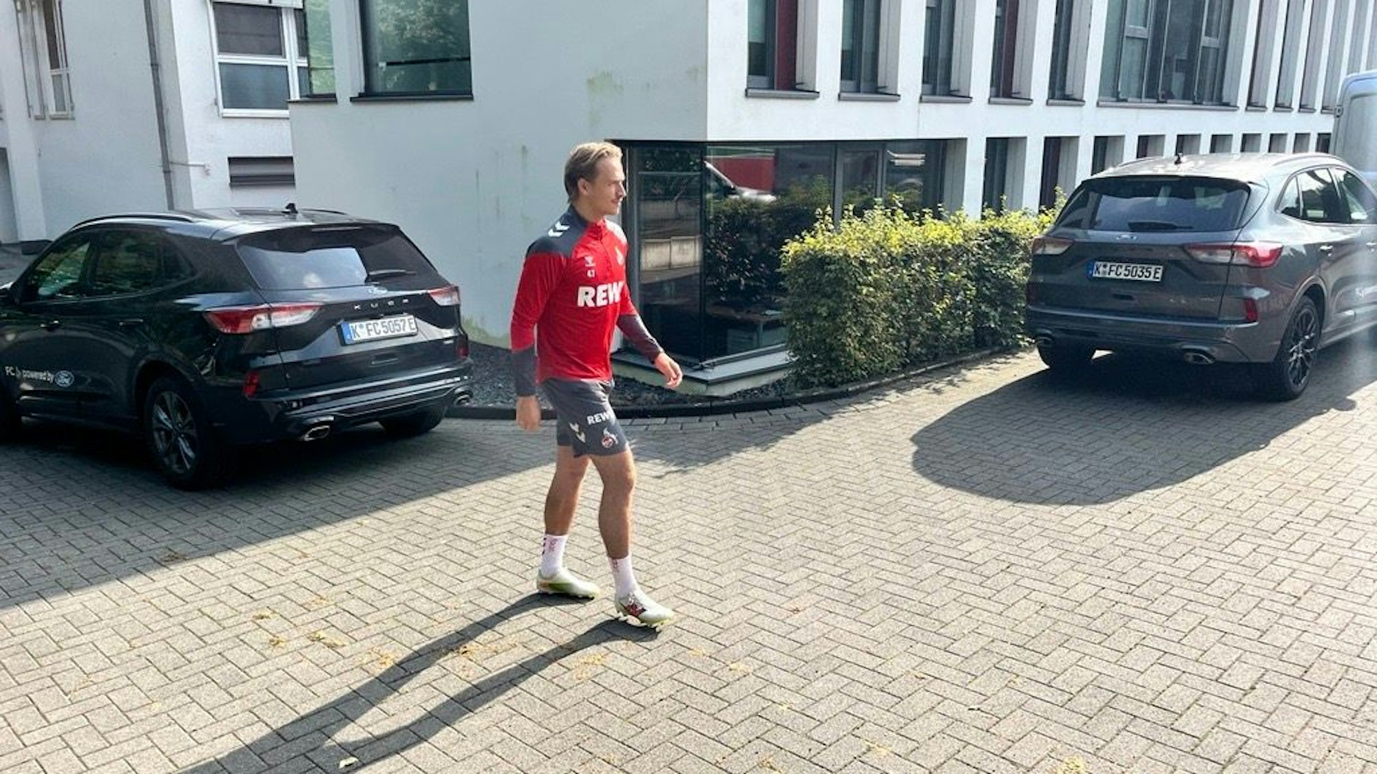 Mathias Olesen kommt zum Training am Geißbockheim.