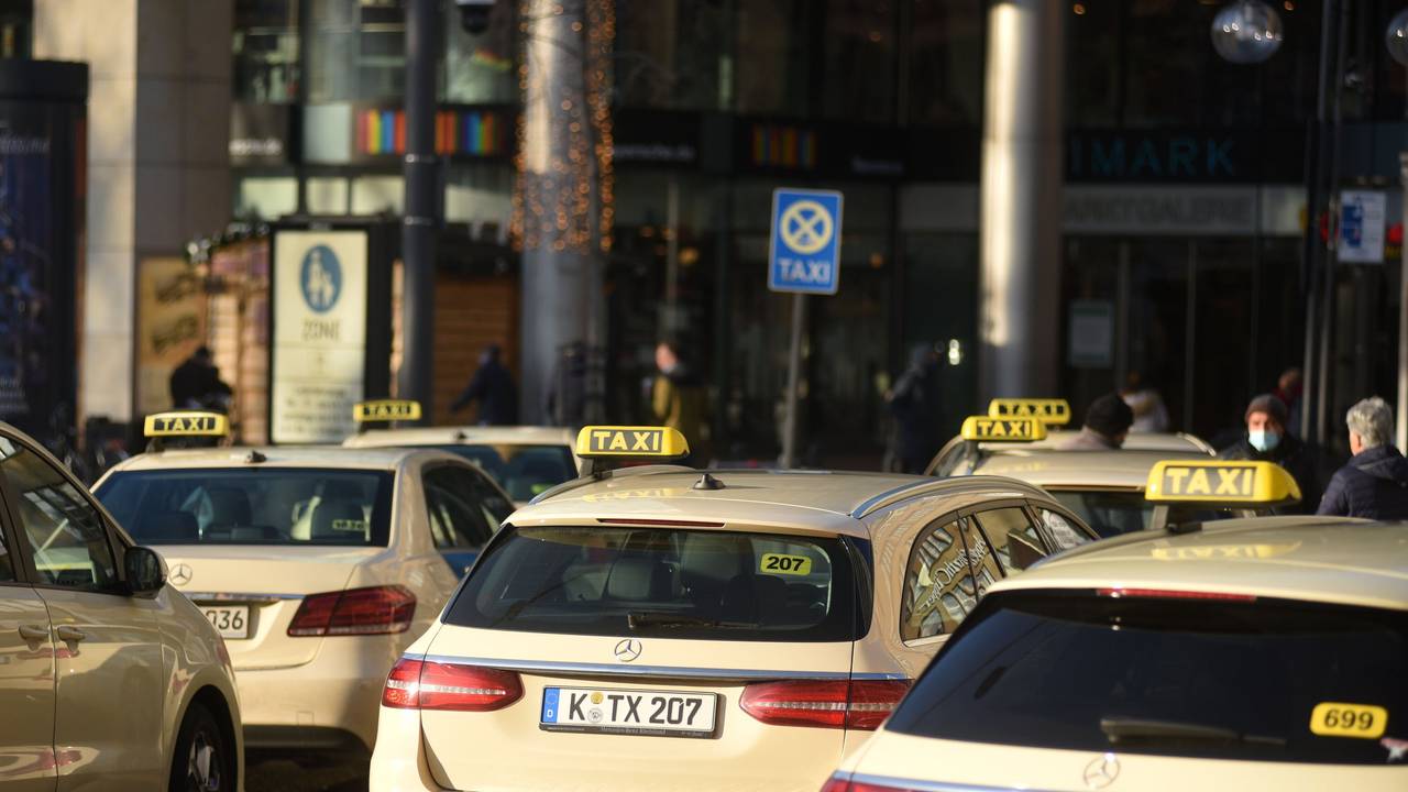 Taxis stehen am Flughagen Köln/Bonn.